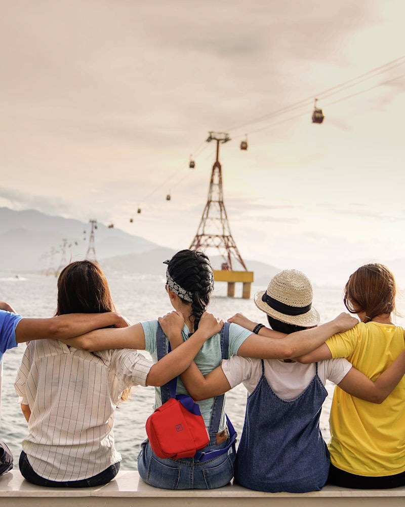 玩家部落线上社区热烈讨论的聊天界面与用户头像墙